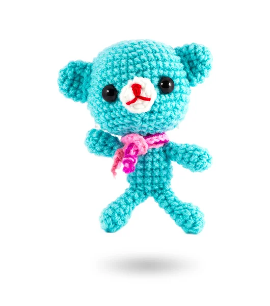 Handmade crochet niebieski niedźwiedź lalka na białym tle — Zdjęcie stockowe