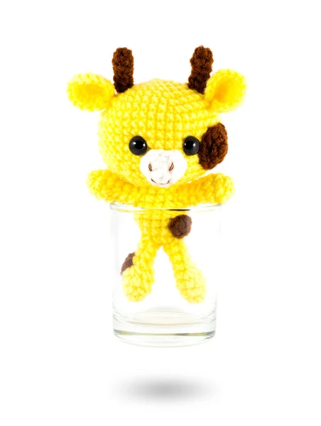 Handgemachte gehäkelte gelbe Giraffenpuppe in Wodkaglas auf weißem Bac — Stockfoto