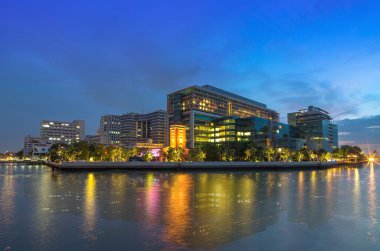 Modern bina nehir, akşam saat, hastane binada yan