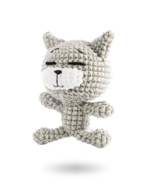 Boneca de gato cinza de crochê artesanal no fundo branco, lado esquerdo — Fotografia de Stock