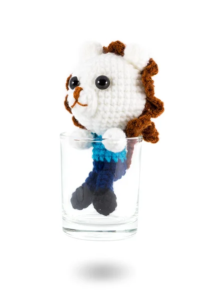 Poupée lion blanc au crochet en verre vodka sur fond blanc — Photo