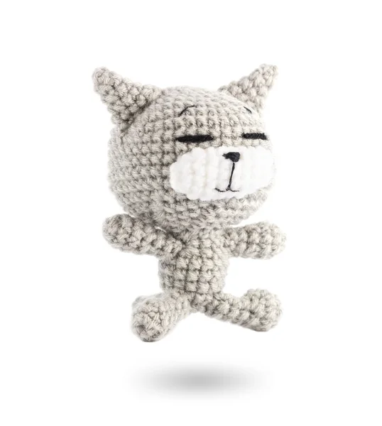 Boneca de gato cinza de crochê artesanal no fundo branco, lado direito — Fotografia de Stock