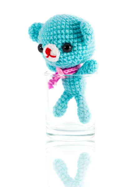 Bambola orso blu fatto a mano all'uncinetto in vetro vodka su backgrou bianco — Foto Stock