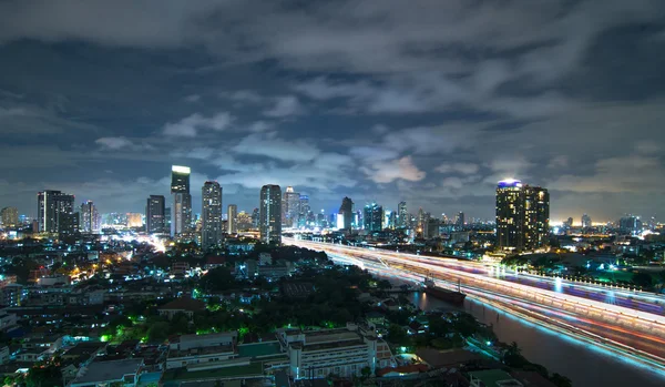 Bangkok paisaje urbano Moderno edificio junto al río en el crepúsculo wi — Foto de Stock