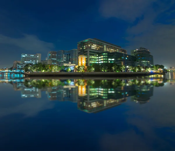 Edificio moderno lado del río en el crepúsculo, edificio del hospital i — Foto de Stock