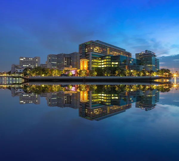 Moderno edificio junto al río a la hora de la noche, edificio del hospital en — Foto de Stock