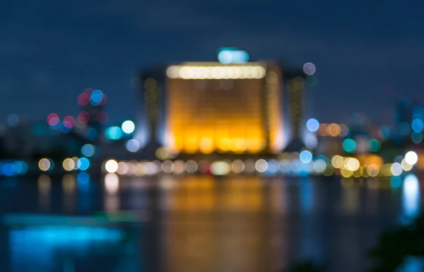 Edificio moderno junto al río en la hora del crepúsculo, borrosa Foto bokeh —  Fotos de Stock