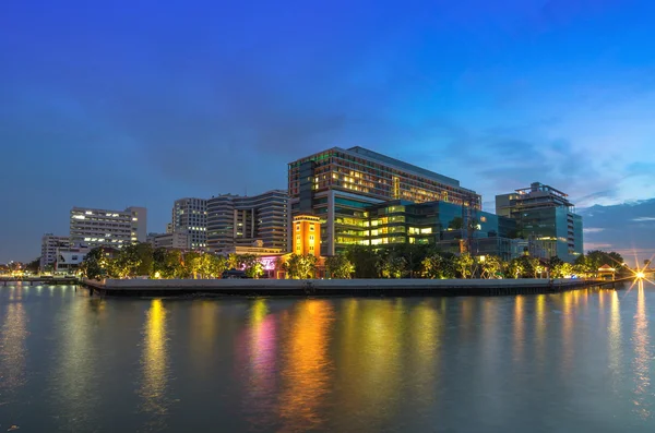 Moderno edificio junto al río a la hora de la noche, edificio del hospital en —  Fotos de Stock