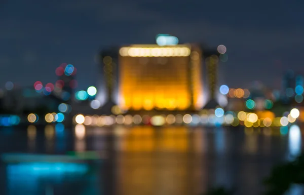 Edificio moderno junto al río en la hora del crepúsculo, borrosa Foto bokeh — Foto de Stock