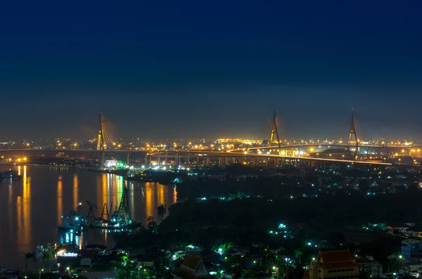 在黄昏时分，泰国普密蓬桥 — 图库照片