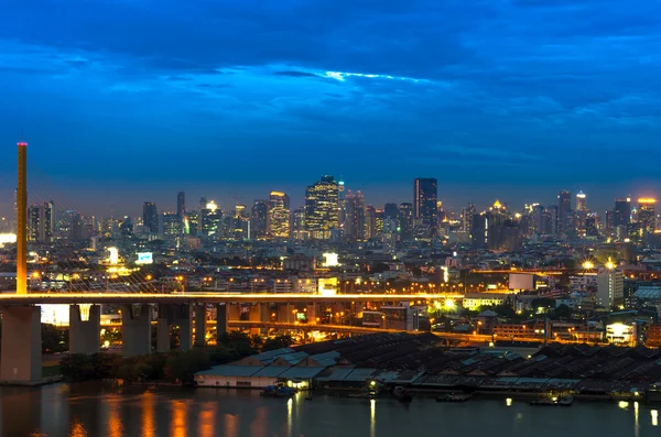 Bangkok paisaje urbano con rama nueve Puente en el crepúsculo, Tailandia — Foto de Stock