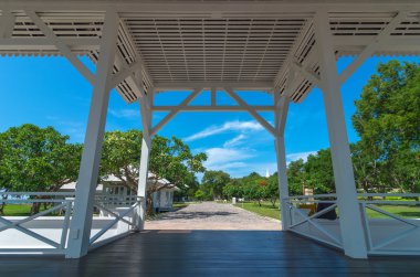 Güzel ahşap köşk pier Si Chang Koh Island, Thaila üzerine