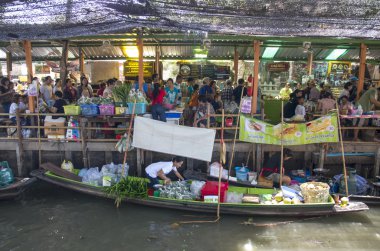 Bangkok - Temmuz 06: Tüccar ve müşteri Klong Lat Mayom Float piyasaya 19 Nisan 2014 Bangkok, ahşap tekne. Hala Tayland float Pazar Kanallar uygulanan geleneksel bir popüler yöntem.