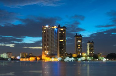Bangkok cityscape Modern bina nehir alacakaranlık zaman, Th yan