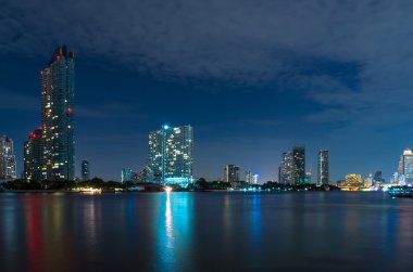 Bangkok cityscape nehir alacakaranlık zaman, Tayland yan