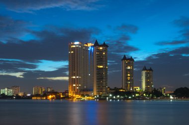 Bangkok cityscape Modern bina nehir alacakaranlık zaman, Th yan