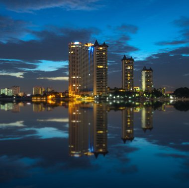 Bangkok cityscape Modern bina nehir alacakaranlık zaman, Th yan