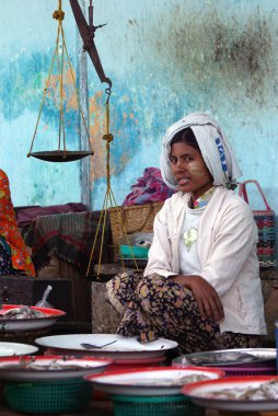 Bagan, myanmar-4 Ocak: bir balık satıcısı satmak bazı balıklar tr ile