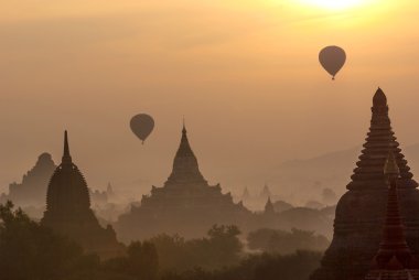 Bagan gündoğumu ile balon, Myanmar