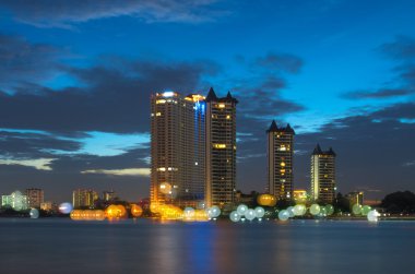 Bangkok cityscape Modern bina nehir alacakaranlık zaman, Th yan