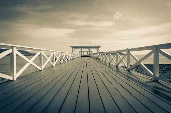 Schöner hölzerner Pier auf der Insel Koh si chang, Thailand — Stockfoto