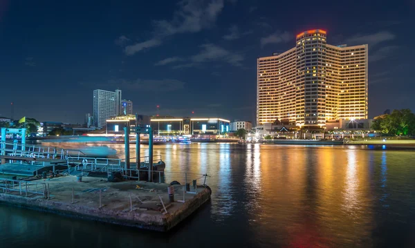 Bangkok lado del río paisaje urbano con puerto en la hora del crepúsculo, tailandés — Foto de Stock