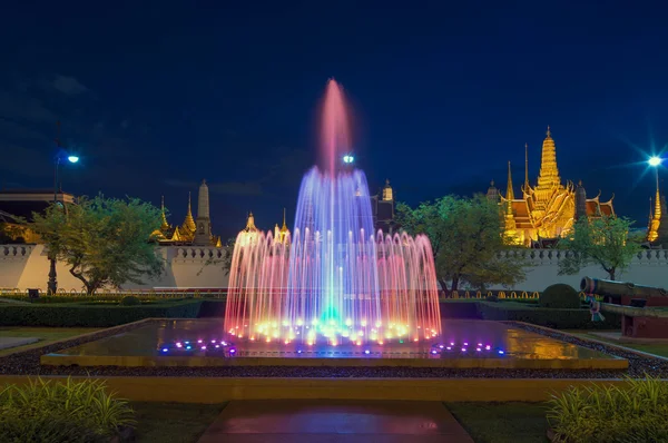 Obras de agua con fondo Grand Palace crepúsculo tiempo en Bangkok —  Fotos de Stock