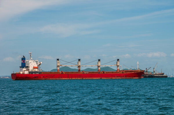 большой грузовой корабль над морем, Таиланд
