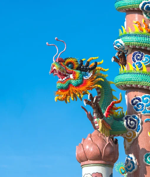 Dragão chinês gigante no céu azul — Fotografia de Stock