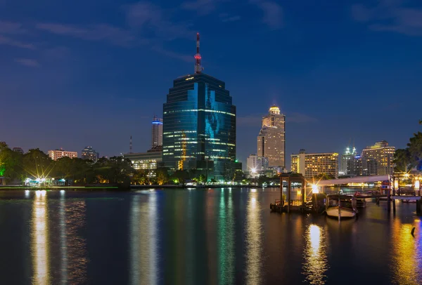 Bangkok cityscape river side with harbour at twilight time, Thai — Stock Photo, Image