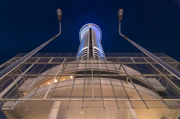 Vooruitzichten en onderkant hoekmening van modern gebouw skyscrap — Stockfoto
