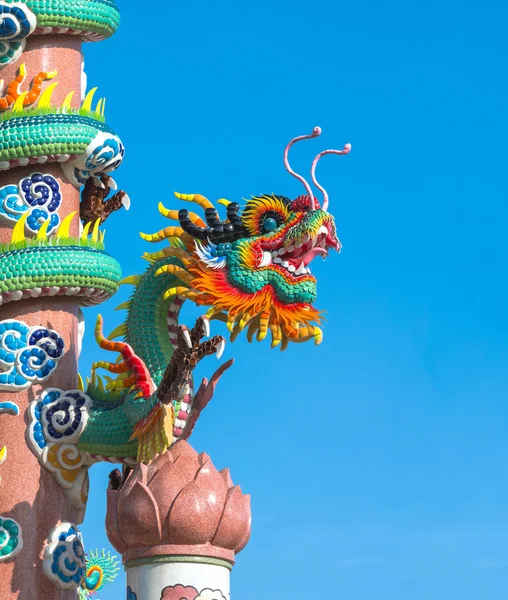 Dragão chinês gigante no céu azul — Fotografia de Stock