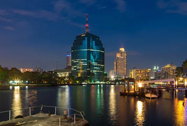 Bangkok panoráma řeka strana s přístavem v době soumraku, Thajština — Stock fotografie