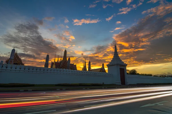 Gran palacio de Tailandia o Wat Phra Kaew en Bangkok al atardecer con semáforo — Foto de Stock