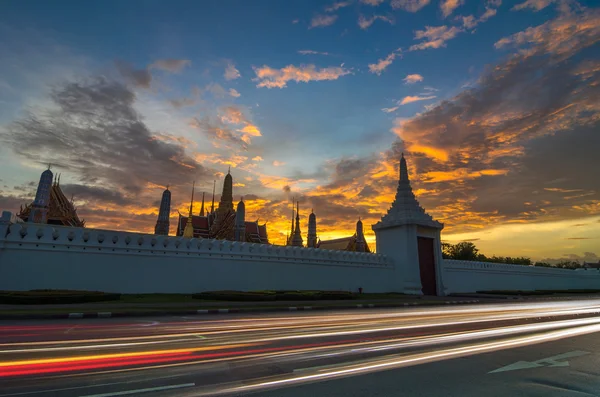 Grand palace Thajsko nebo Wat Phra Kaew v Bangkoku při západu slunce — Stock fotografie