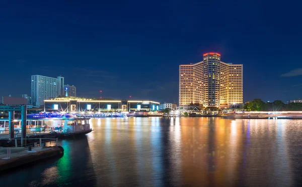 Bangkok lado del río paisaje urbano con puerto en la hora del crepúsculo, tailandés — Foto de Stock