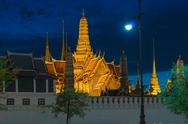 Cerca de gran palacio o Wat Phra Kaew templo de Tailandia en prohibición —  Fotos de Stock