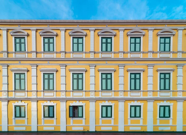 Multi gul windows vägg, bakgrund — Stockfoto
