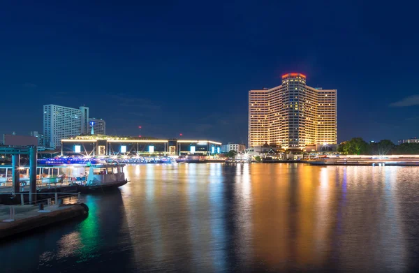Banguecoque lado do rio cityscape com porto na hora do crepúsculo, tailandês — Fotografia de Stock