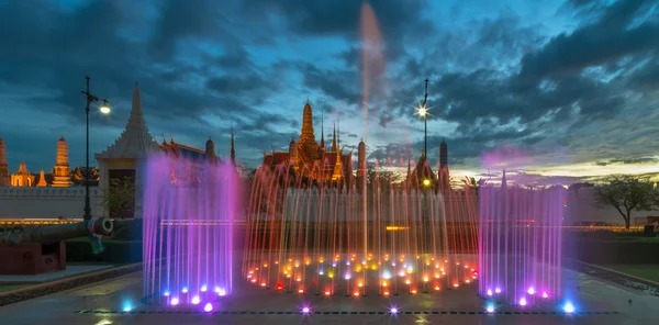 Waterworks with Grand palace background twilight time in Bangkok — Stock Photo, Image