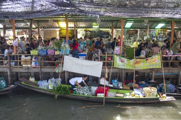 Bangkok - juli 06: Merchant och kund på träbåtar på Klong Lat Mayom sväva marknadsför den 19 April, 2014 i Bangkok. En traditionell populär metod som fortfarande praktiseras i float marknaden kanalerna i Thailand. — Stockfoto