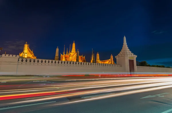 Gran palacio de Tailandia o Wat Phra Kaew en Bangkok en el crepúsculo con semáforo — Foto de Stock