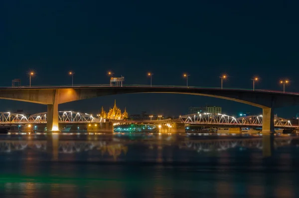 Night Scene bangkok Bridge with temple background, Bangkok, Thai — Stock Photo, Image