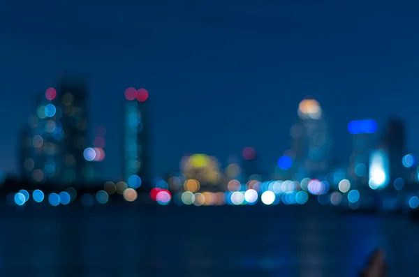 Bangkok stadsgezicht uitzicht op de rivier op twilight moment, wazig foto bok — Stockfoto