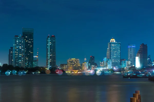 Bangkok ciudad río a orillas del crepúsculo, Tailandia — Foto de Stock