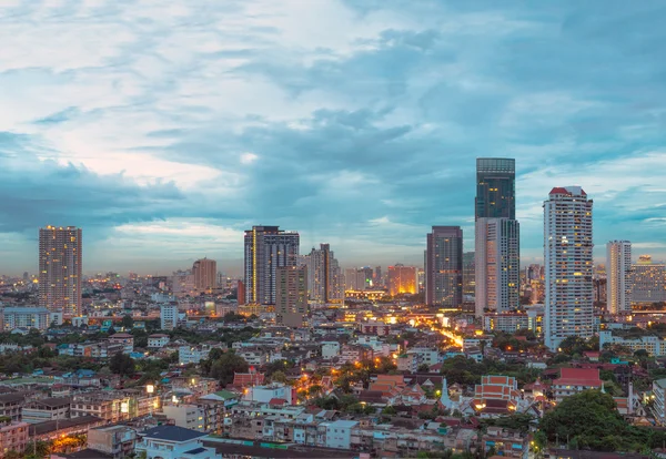 Bangkok paisaje urbano Edificio moderno en la hora del crepúsculo, Tailandia — Foto de Stock