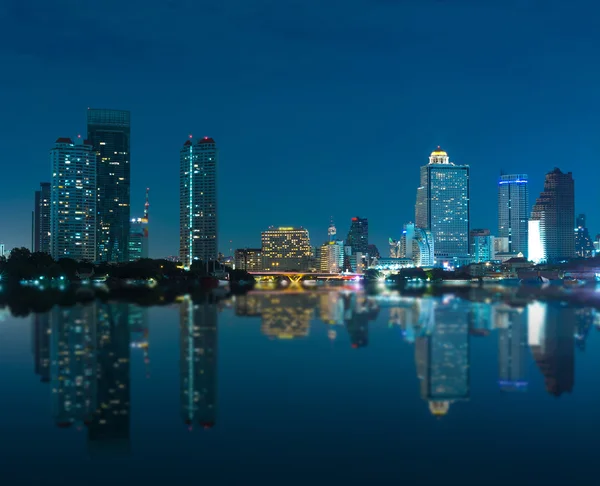 Bangkok ciudad río a orillas del crepúsculo, Tailandia — Foto de Stock