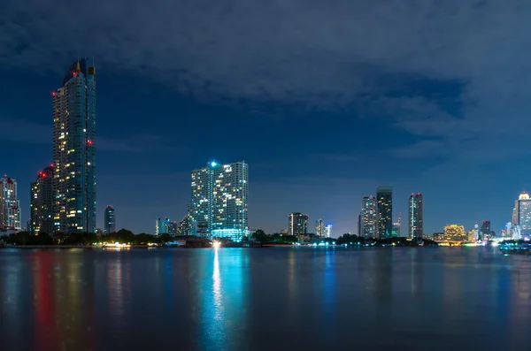 Bangkok lato del fiume paesaggio urbano al crepuscolo, Thailandia — Foto Stock