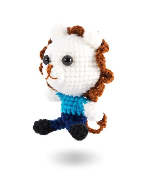 Boneca de leão branco de crochê artesanal no fundo branco, lado esquerdo — Fotografia de Stock