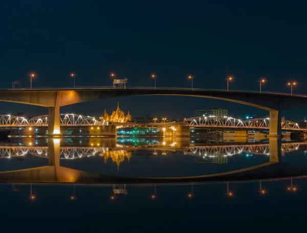Natt scen bangkok Bridge med templet bakgrund, Bangkok, Thai — Stockfoto
